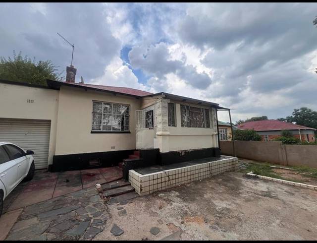 7 BEDROOM HOUSE FOR SALE IN BEZUIDENHOUT VALLEY